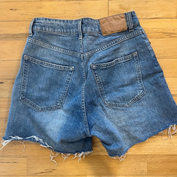 H&M mid thigh Jean shorts - Picture 2 of 3